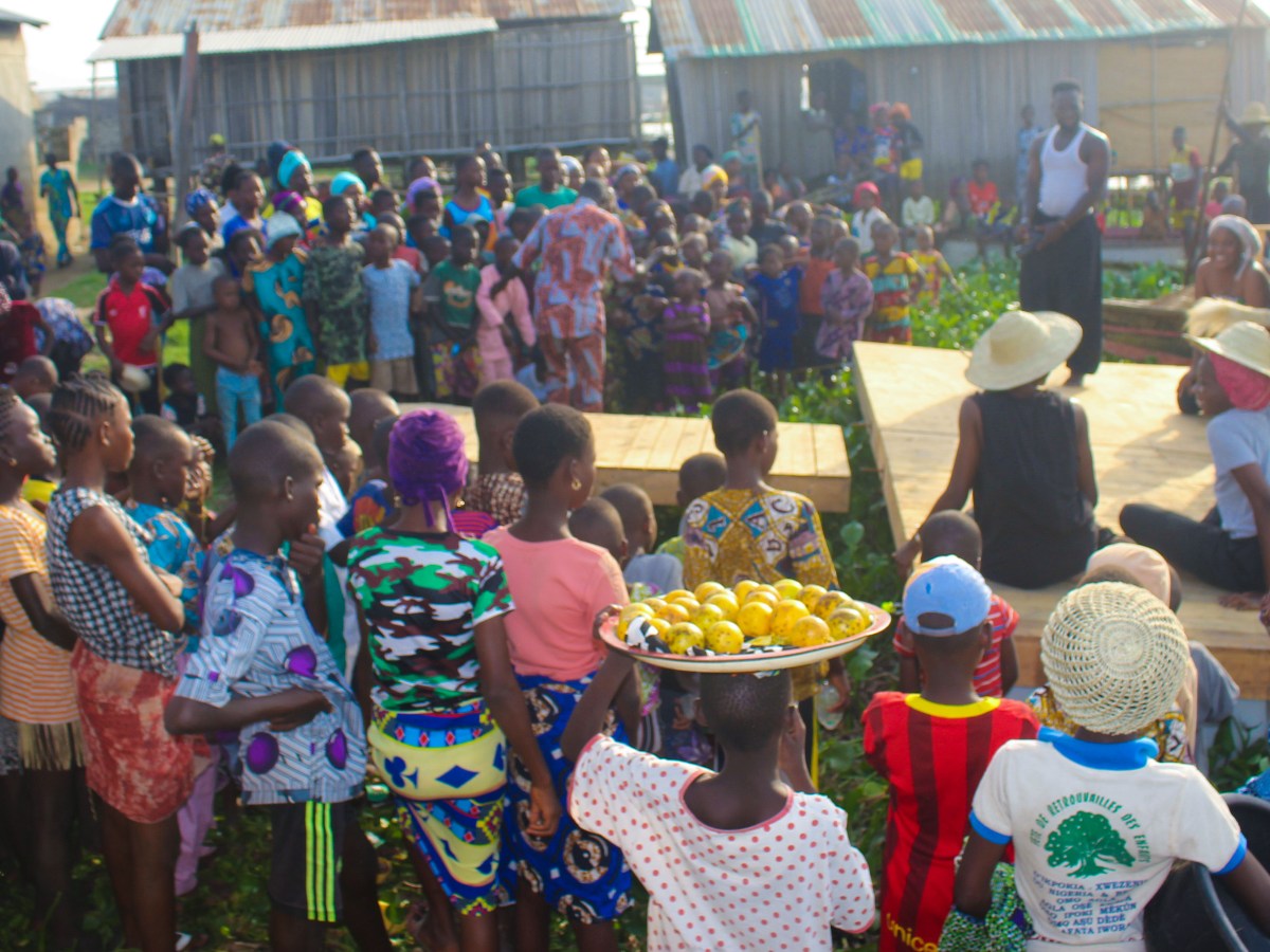 Place O Scéno gagne le pari des 30 représentations du spectacle Vixlwésun en milieu lacustre au&nbsp;Bénin